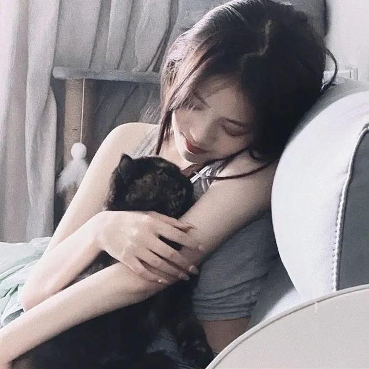 给小酒馆女子喝高杯酒